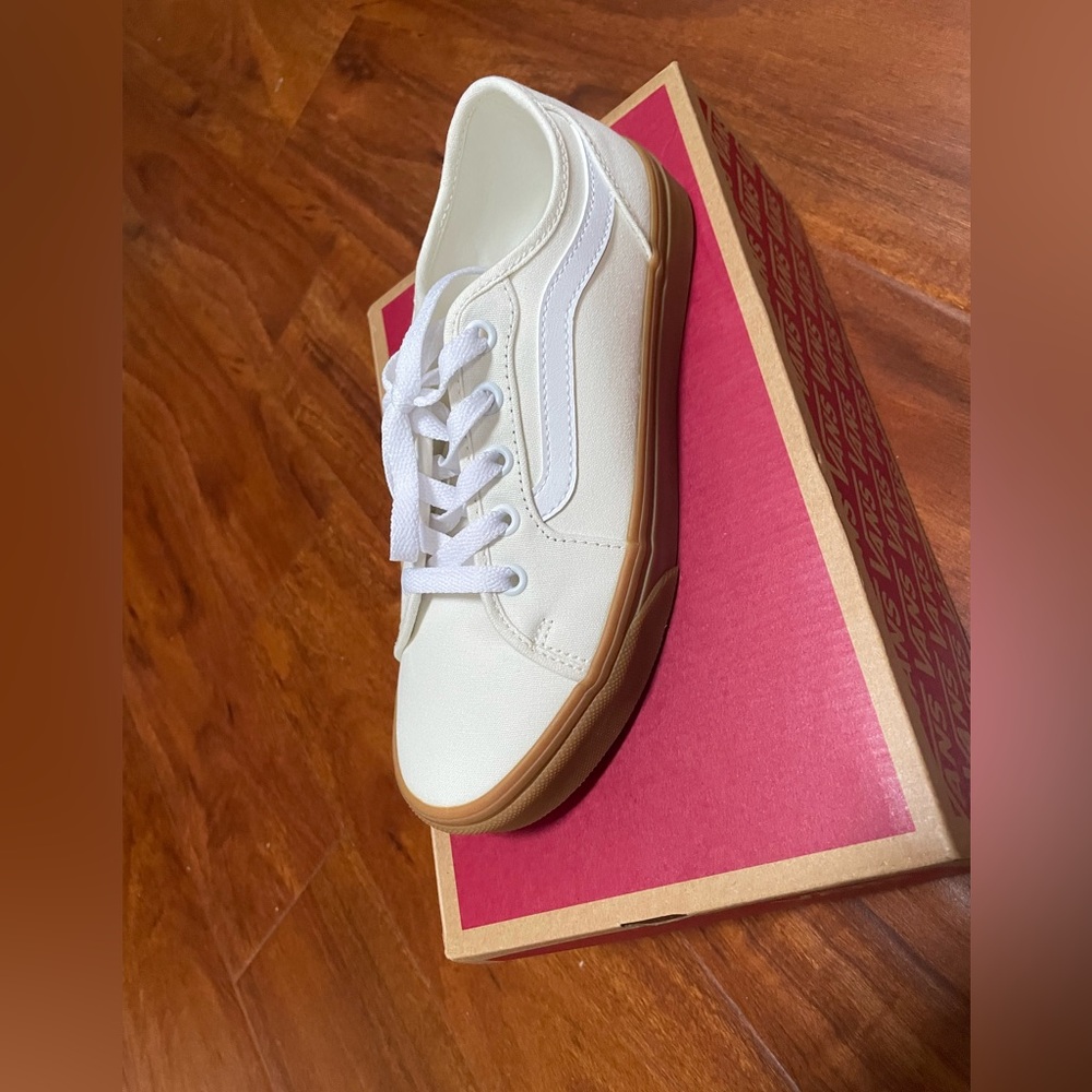 BRAND NEW - Vans Marshmallow Canvas Sneakers with Gum Sole - NWT - Picture 3 of 10